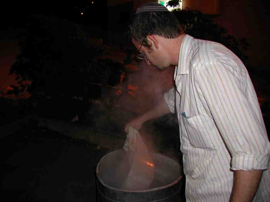 inserting a pot in the boiling water